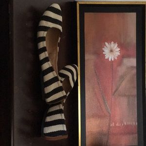 Black and white Ballet flats